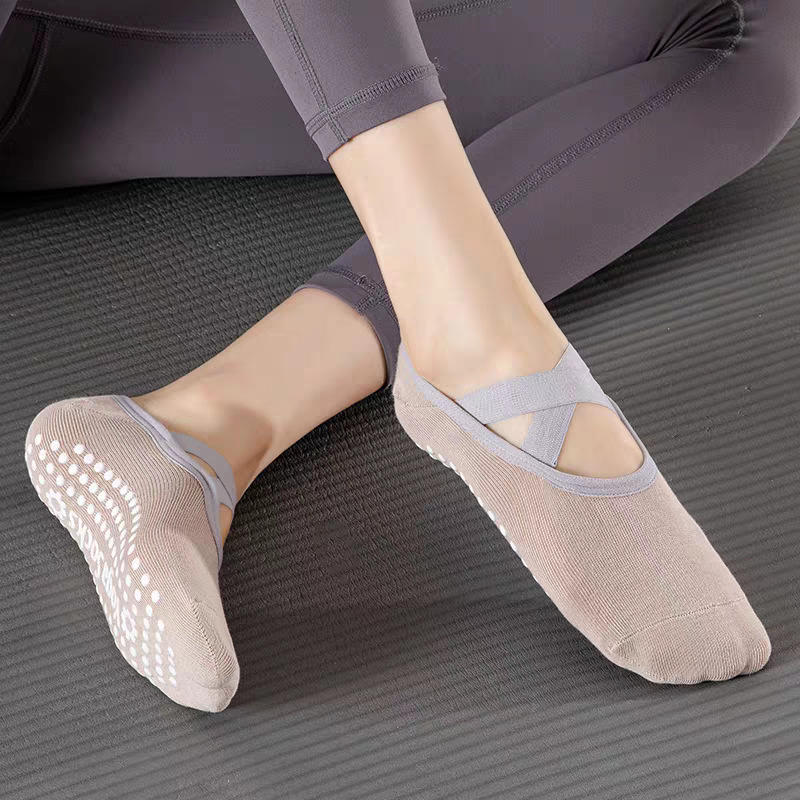 Professional Women Yoga Sock S - огляд і ціна Pilates & Yoga Unleashed Studio Tuckahoe